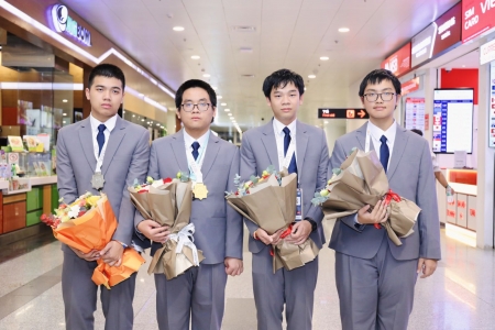 Đội tuyển Olympic Tin học quốc tế trở về nước với dấu ấn trong nhóm 8 quốc gia dẫn đầu