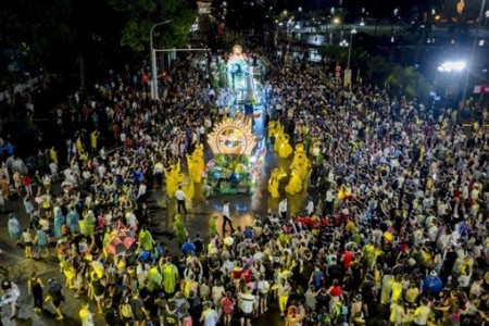 Người dân xứ Nghệ che ô, mặc áo mưa "cháy" hết mình cùng đại tiệc Carnival