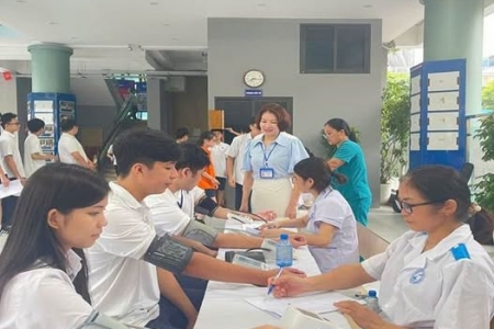 Cầu Giấy khám sức khỏe toàn diện miễn phí cho hơn 2.600 học sinh