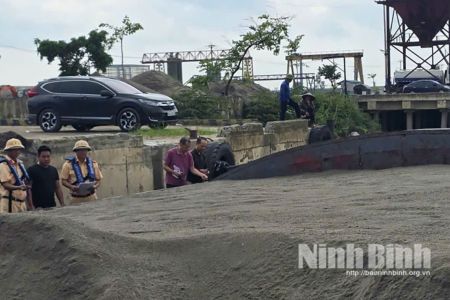 Ninh Bình: Phát hiện phương tiện vận chuyển hơn 700 m³ cát đen không rõ nguồn gốc
