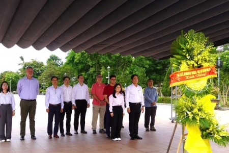 Đại sứ Hoa Kỳ tại Việt Nam dâng hương tại Di tích quốc gia đặc biệt Thành cổ Quảng Trị