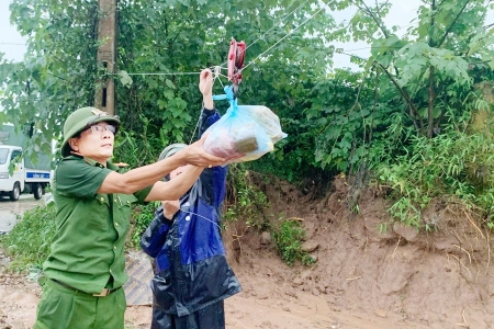 Bắc Ninh: Dùng ròng rọc và drone đưa nhu yếu phẩm đến người dân vùng lũ bị cô lập