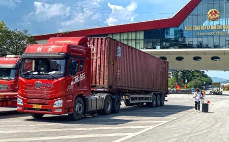 Hoạt động xuất nhập khẩu qua cửa khẩu Lạng Sơn ổn định sau mưa bão