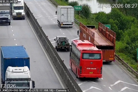 Xe chen ngang làm mất khoảng cách an toàn trên cao tốc, xe phía sau có bị phạt?