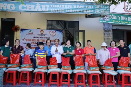 Ấm áp nghĩa tình từ những phần quà trao gửi đến người dân phường Đông Hưng Thuận