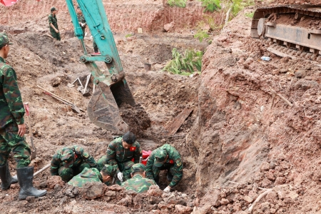 Nghỉ lễ 2/9, lực lượng tìm kiếm vẫn miệt mài tìm đồng đội ở Công viên Lê Thị Riêng