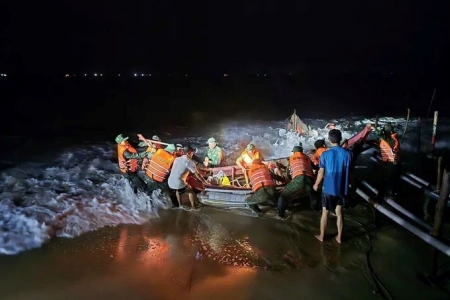 Kịp thời cứu hộ nhiều thuyền đánh cá bị sóng cuốn trôi ở Quảng Trị