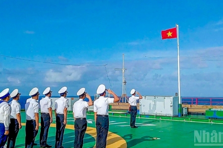 Thiêng liêng dưới lá cờ Tổ quốc nơi biển xa