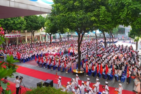 Hà Nội tưng bừng ngày hội khai trường, hơn 2,3 triệu học sinh bước vào năm học mới