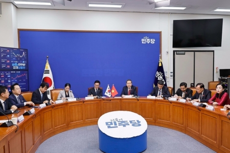 Chủ tịch Quốc hội Trần Thanh Mẫn tiếp Chủ tịch Đảng Dân chủ Đồng hành Kim Min Seok