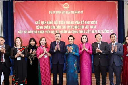Chủ tịch Quốc hội và Phu nhân gặp gỡ cộng đồng người Việt Nam tại Mông Cổ