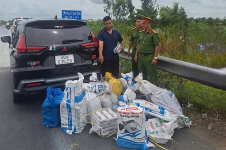 An Giang: Bắt tạm giam đối tượng vận chuyển hơn 3.300 bao thuốc lá lậu