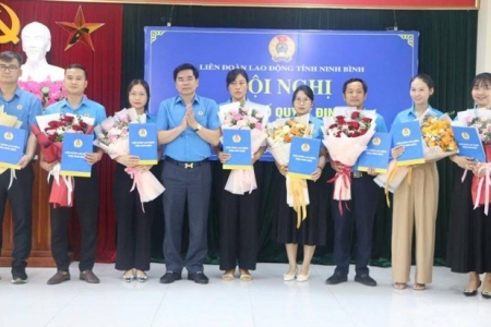 Ninh Bình tăng cường phát triển đảng viên trong công nhân, mở rộng tổ chức công đoàn