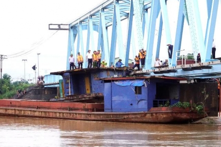 Quảng Trị: “Giải cứu” 3 xà lan mắc kẹt tại cầu đường sắt Mỹ Chánh