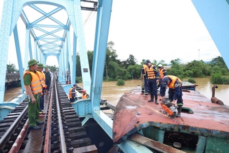 Quảng Trị: Thống nhất phương án xử lý 2 sà lan mắc kẹt tại cầu đường sắt Mỹ Chánh