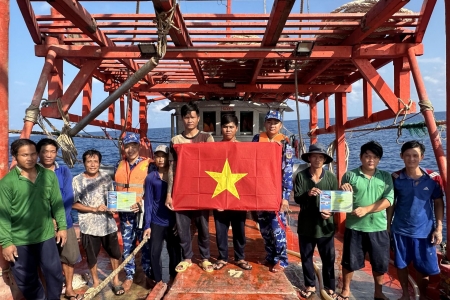 Hải đội 33 đồng hành cùng ngư dân, góp sức chống khai thác IUU
