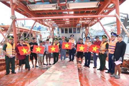 Vùng Cảnh sát biển 3 tuyên truyền chống khai thác IUU tại cảng Cát Lở