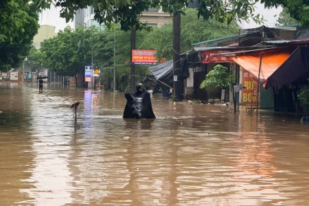 Trường học ở Hà Nội thông báo phụ huynh đón con sớm vì mưa lớn