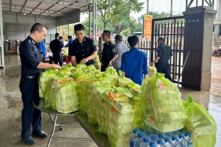 Chi cục Hải quan khu vực IX hỗ trợ các hộ dân vùng ngập lụt tại xã Lao Bảo