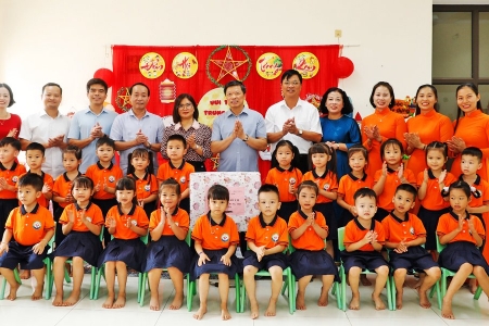 Phó Chủ tịch UBND thành phố Bắc Ninh Đào Quang Khải tặng quà Tết Trung thu thiếu nhi