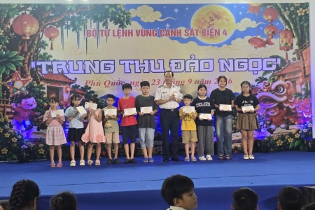 Đêm hội trăng rằm - “Trung thu Đảo Ngọc” tại Bộ Tư lệnh Vùng Cảnh sát biển 4