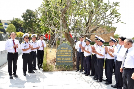 Thủ tướng Chính phủ Lê Minh Hưng dâng hương, trồng cây lưu niệm tại Quần thể di tích bến K15