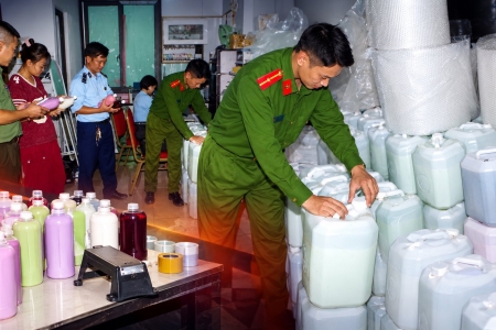 Ninh Bình: Thu giữ hàng ngàn lít rượu trôi nổi từ cửa hàng TikTok "Rượu Cốm Tây Bắc"