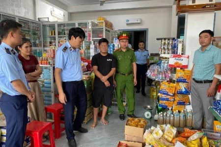 Nghệ An: Phát hiện 2 hộ kinh doanh thực phẩm không rõ nguồn gốc tại xã Hạnh Lâm