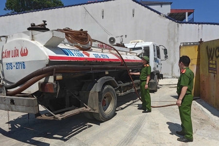 Thanh Hóa: Bắt quả tang điểm sang chiết, tàng trữ trái phép hàng nghìn lít dầu DO "núp bóng" cơ sở phế liệu