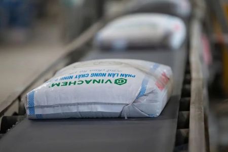 Phân lân Ninh Bình: Cơ giới hóa khâu xếp bao, giảm sức lao động