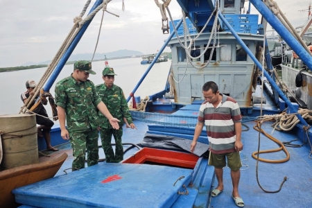 Tạm giữ phương tiện chở khoảng 50.000 lít dầu DO không rõ nguồn gốc