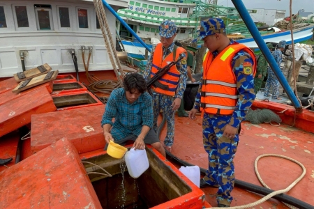 Bắt giữ tàu cá vận chuyển trái phép 40.500 lít dầu DO không rõ nguồn gốc trên biển