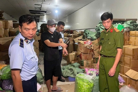 Bánh kẹo trôi nổi “đội lốt” hàng ngoại: Lộ diện thủ đoạn gian lận xuất xứ