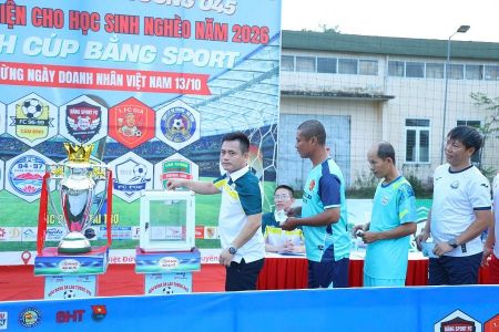 Hà Tĩnh: 10 đội tranh tài tại giải bóng đá trên 45 tuổi gây quỹ ủng hộ học sinh có hoàn cảnh khó khăn