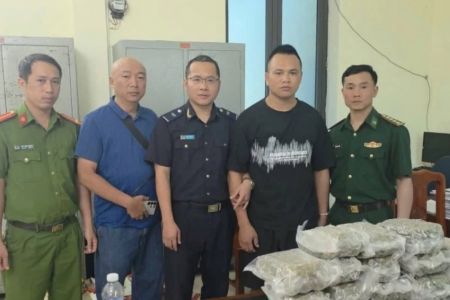 Hải quan cửa khẩu Cầu Treo: Phát hiện lô hàng chứa hàng cấm qua soi chiếu hành lý