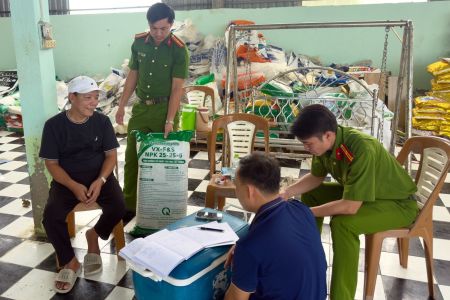 Cà Mau: Khởi tố, bắt tạm giam đối tượng điều hành đường dây sản xuất phân bón giả