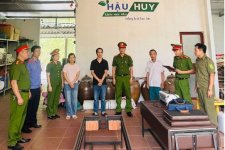 Phú Thọ: Khởi tố 2 đối tượng thu mua nguyên liệu trôi nổi để phối trộn, sản xuất hàng giả