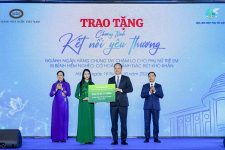 Vietcombank trao tặng 5 tỷ đồng, hỗ trợ triển khai chương trình ‘Kết nối yêu thương’