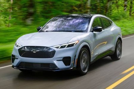Ford Mustang Mach-E tăng dung lượng pin tiêu chuẩn và bổ sung gói việt dã Trail