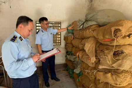 Cao Bằng: Phát hiện hơn 1,2 tấn nguyên liệu thuốc lá không rõ nguồn gốc
