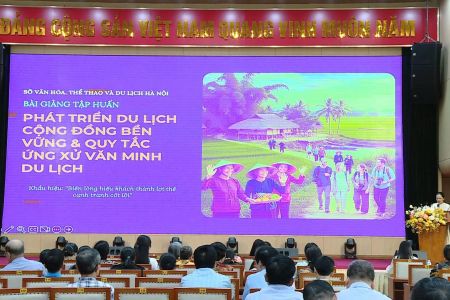 Hà Nội: Nâng cao chất lượng dịch vụ du lịch từ văn hóa ứng xử và bản sắc làng nghề