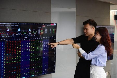 Chứng khoán sáng 30/10: Dòng tiền bắt đáy kéo KOS tăng kịch trần
