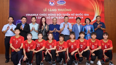 Vinamilk trao thưởng chúc mừng đội tuyển bóng đá nữ quốc gia vô địch Đông Nam Á 2019