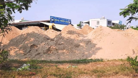 P. Hòa Minh, Q. Liên Chiểu (Đà Nẵng): Núi cát "khổng lồ" án ngữ cạnh khu dân cư