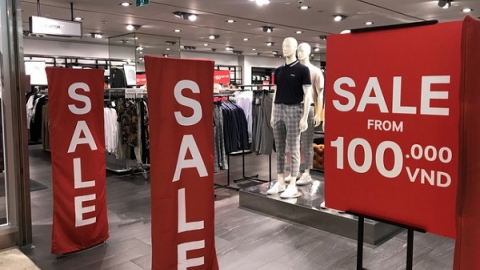 Nhiều trung tâm thương mại tại TP.HCM giảm giá ‘khủng’ dịp Black Friday