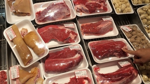 Giá cả thị trường ngày 30/12: Siêu thị giảm giá các mặt thực phẩm tươi nhập khẩu