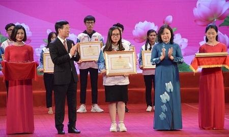Tuyên dương học sinh, sinh viên xuất sắc tiêu biểu học tập và làm theo Bác