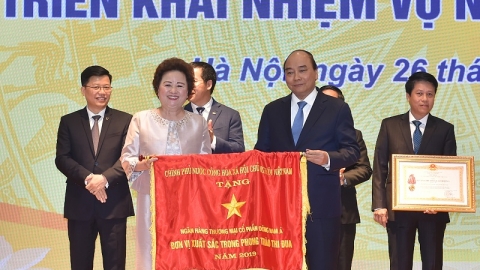 SeABank vinh dự đón nhận Cờ thi đua của Chính phủ