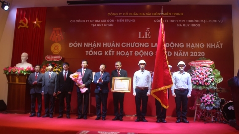 Chi nhánh Công ty CP Bia Sài Gòn – Miền Trung tại Quy Nhơn đón nhận Huân chương Lao động hạng Nhất