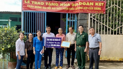 Bình Dương: Trao tặng 3 căn nhà đại đoàn kết, nhà tình thương